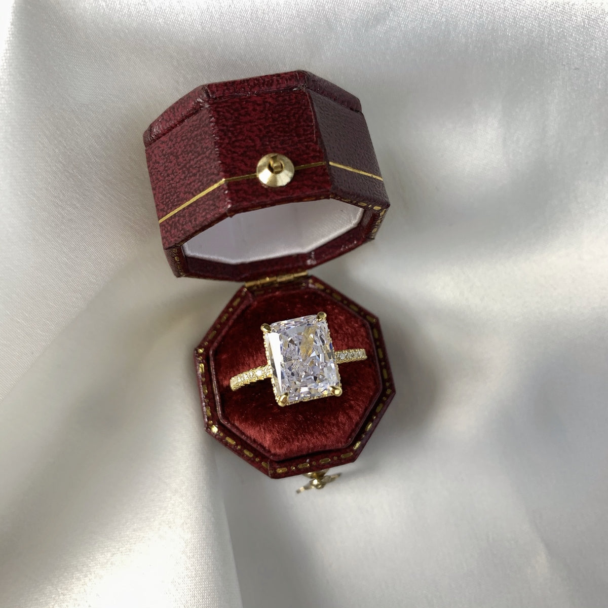 CRUSHED ICE RADIANT CUT RING