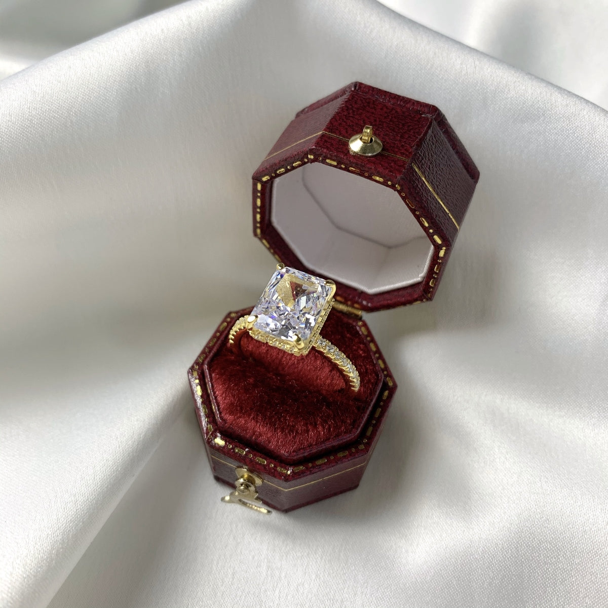 CRUSHED ICE RADIANT CUT RING