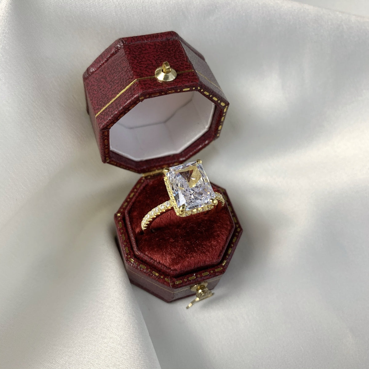 CRUSHED ICE RADIANT CUT RING